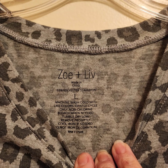 Zoe + Liv Gray Cheetah Top L - Picture 2 of 3